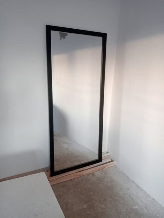 зеркало в рамке.