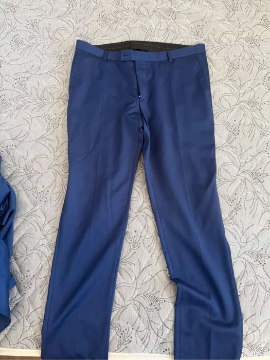 Продавам костюм