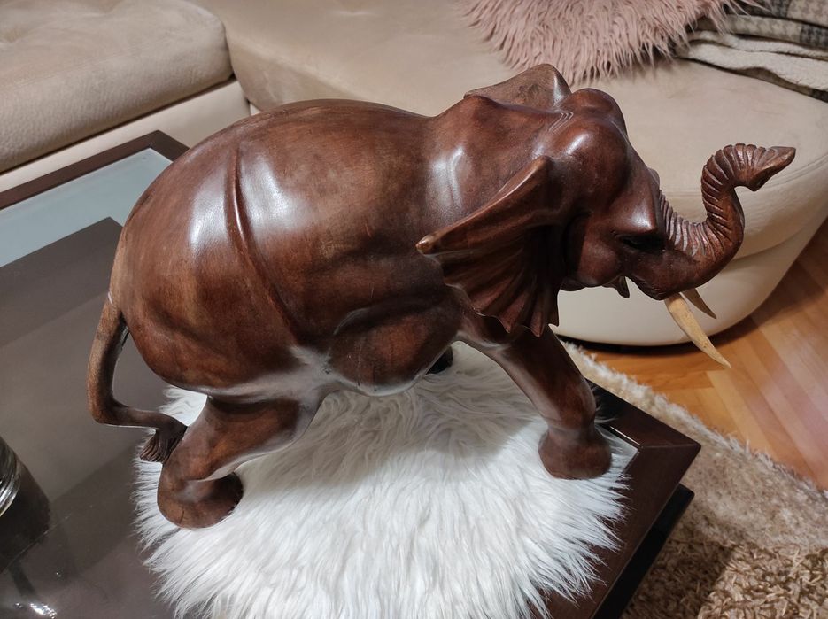 Продавам  голям сувенирен слон