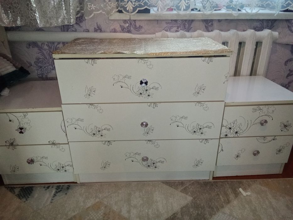 Жатын төсегі бар,айна, шифонер сатылады