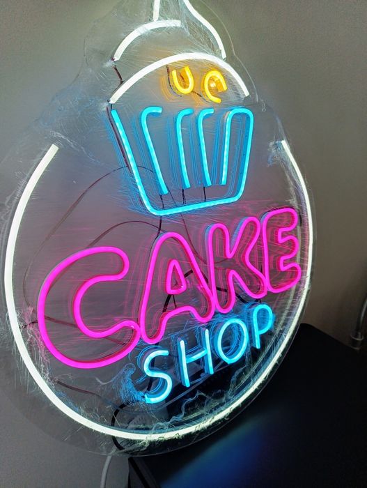 Неоновая вывеска "Cake Shop"