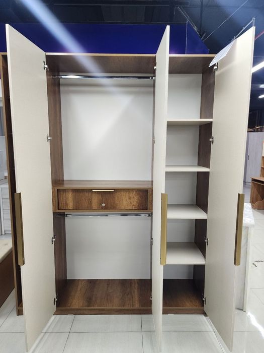 Распашной шкаф.Фабричное качество. Можно купить в рассрочку но без ски