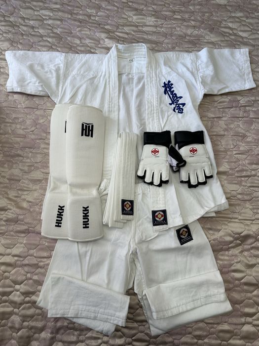 Кимоно с защитами и перчатками для карате кикушинкай