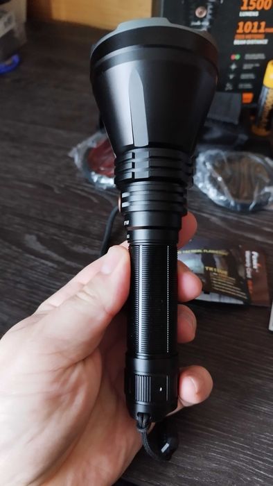 Продавам далекобоен фенер Fenix HT 18