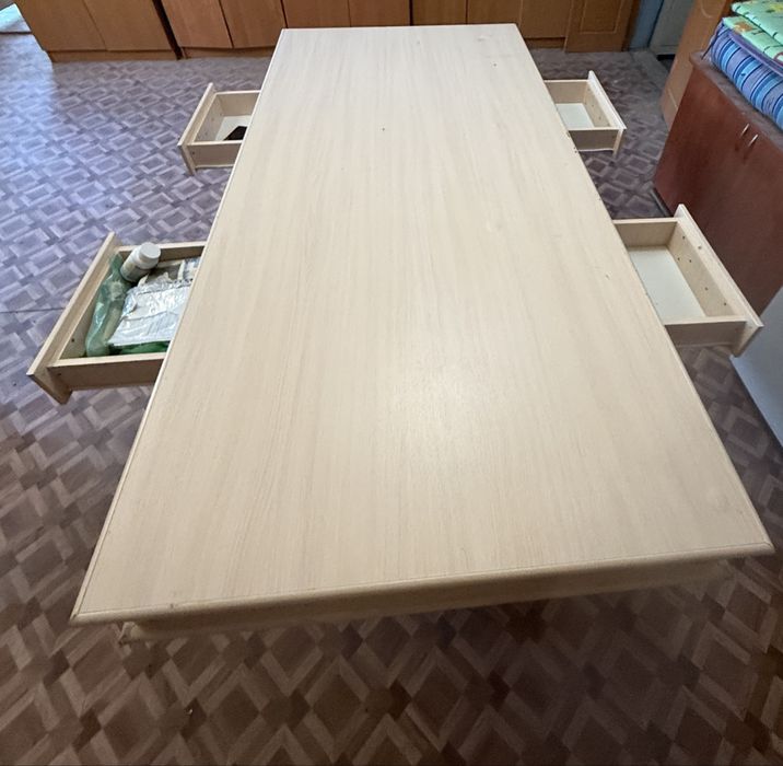 Кухонный стол с раздвижными ящиками 4 шт