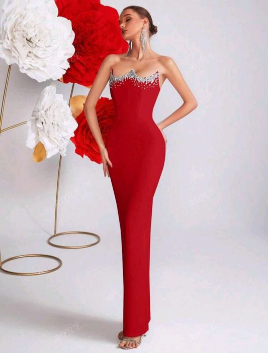 Зашеметяващ комплект рокля обувки обици и колие с роза