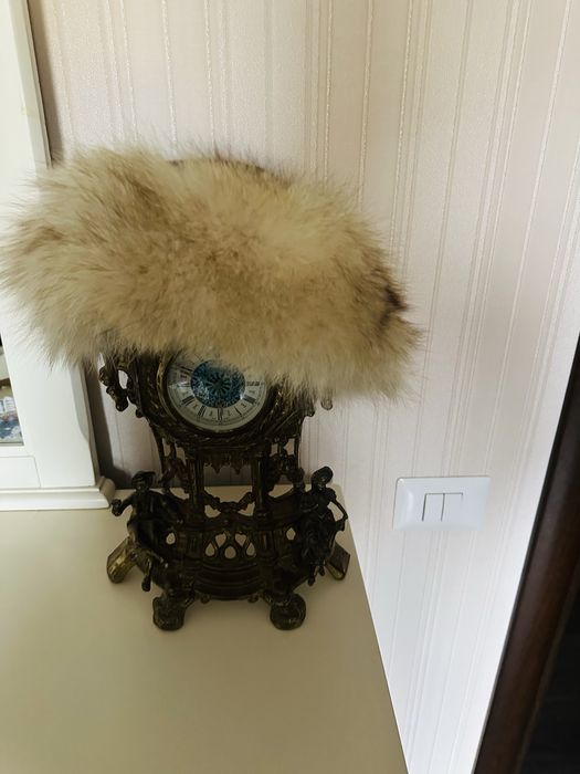 Caciula eleganta , de dama , din blana naturala alb / crem ,