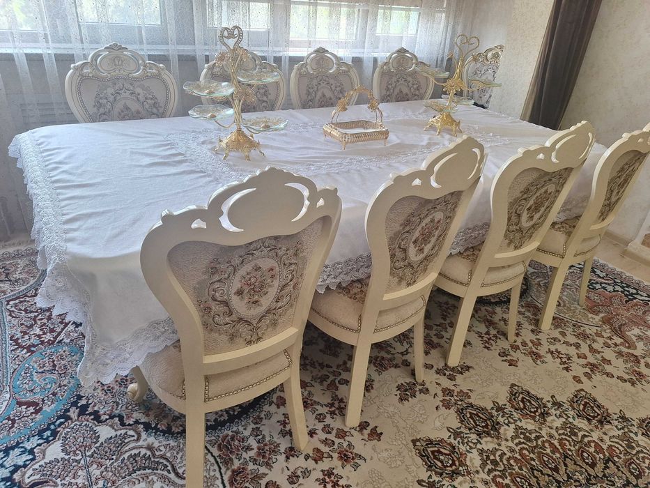 Продаю стол со стульями в хорошем состоянии, в комлекте 10 стульев