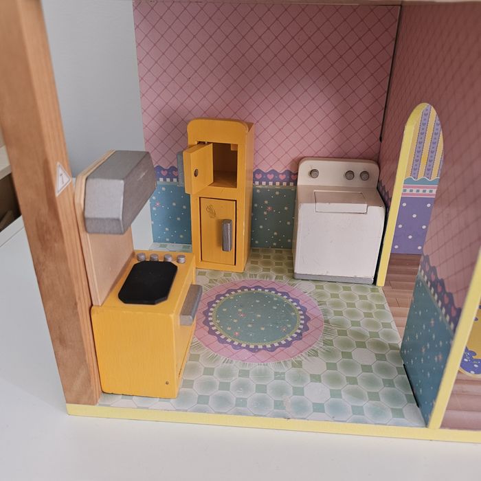 Дървена къщичка за кукли с мебелите