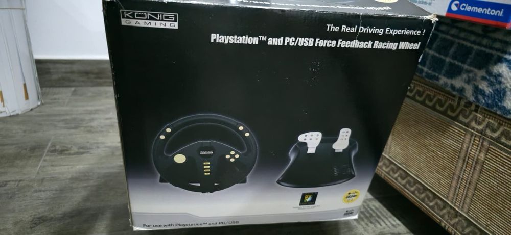 PlayStation 3 modat cu volan și pedale