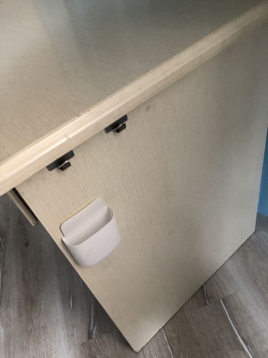 Продавам Бюро / детско , цвят слонова кост