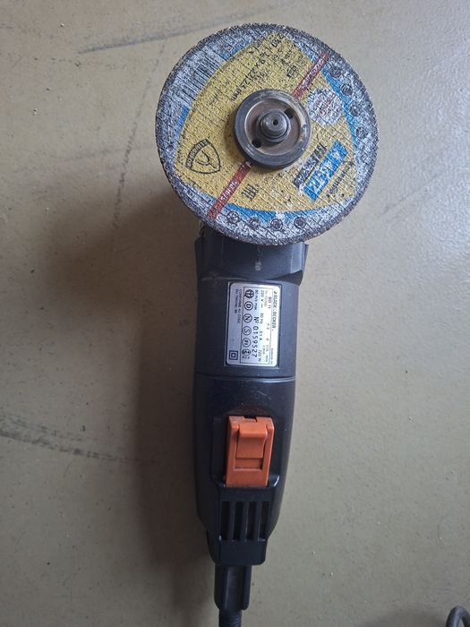 Polizor unghiular Black Decker