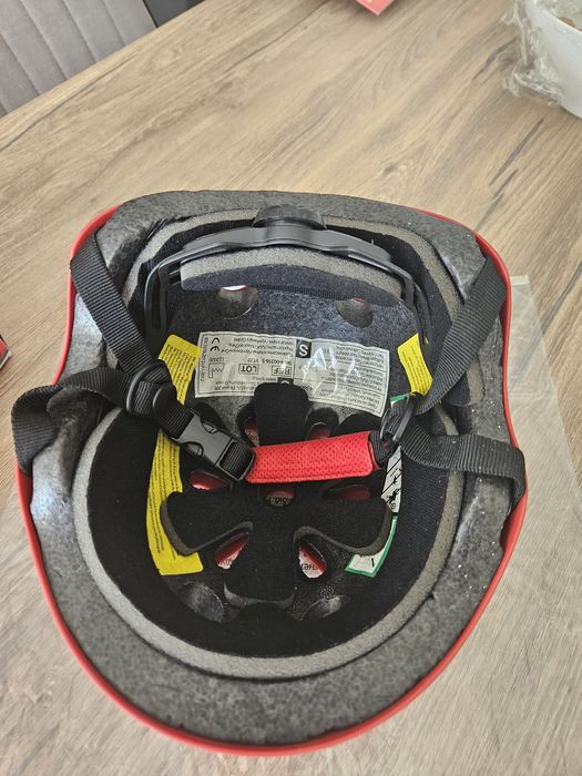 Детска каска Ferrari за тротинетка и скейтборд, S размер и наколенки