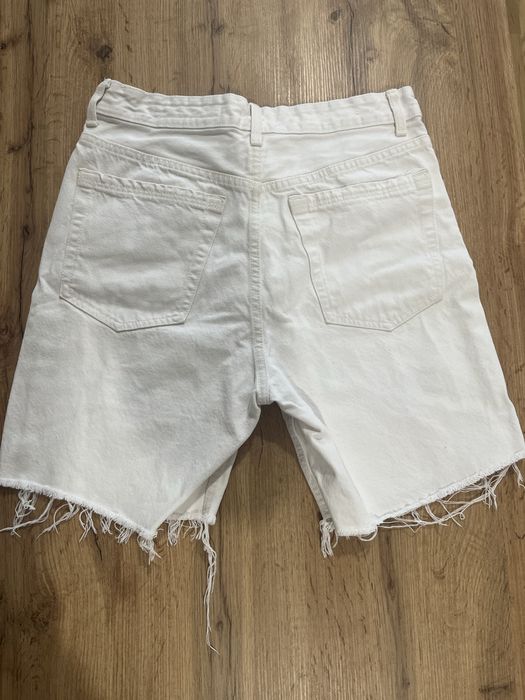 Blugi scurti albi BERSHKA