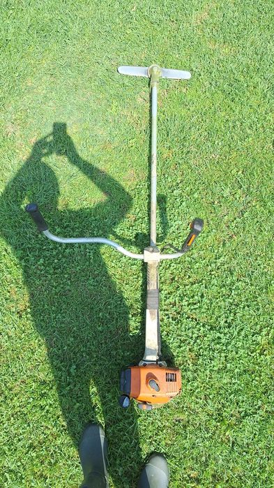 Cosesc iarba  defrisej cu motocoasa profesionala