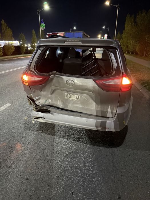 Продам минивэн Toyota Sienna XLE 2017 г.в. в аварийном состояний