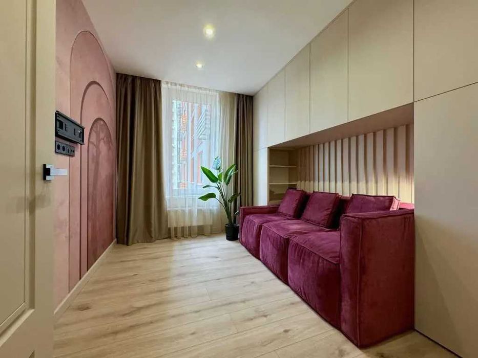 Дава се под наем Тристаен апартамент в София, Център - 90 кв.м за 561 € - Снимка #1