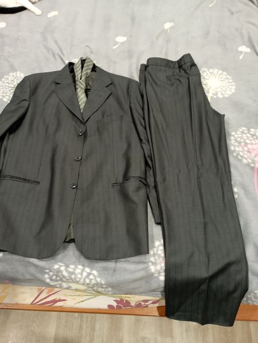 Продам два костюма