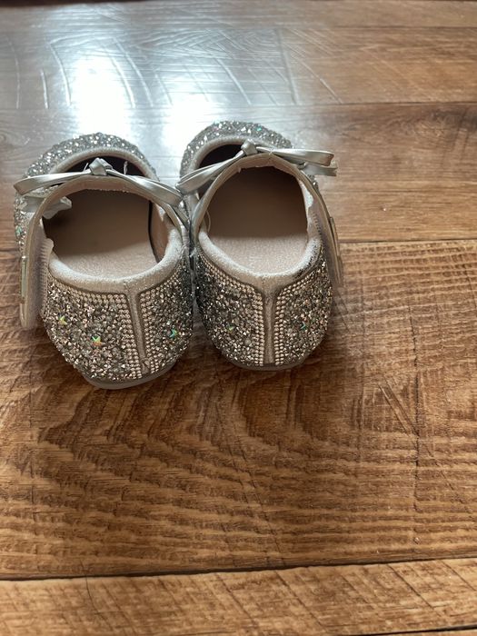 Нарядные сандали для девочки 27