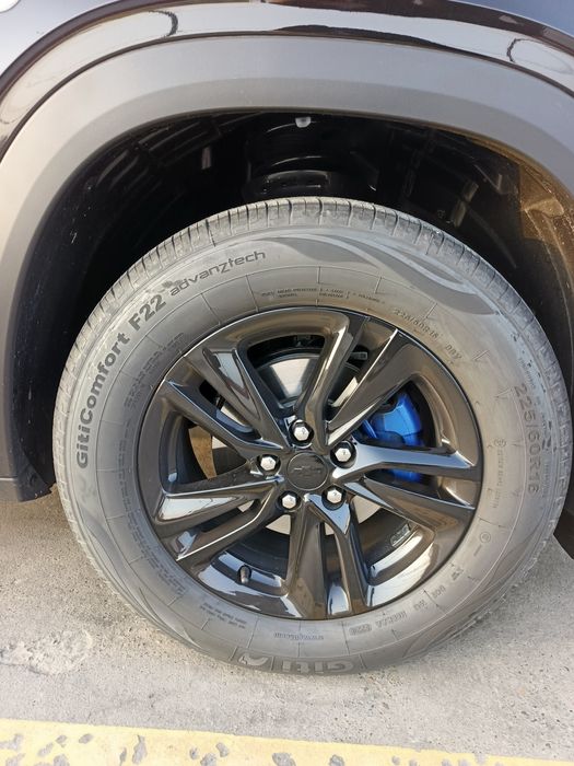 Tracker R16 black piano