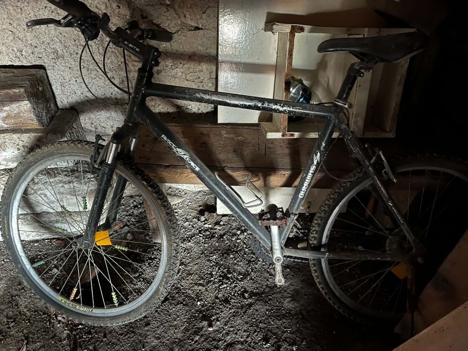 Vând bicicletă pentru bărbați