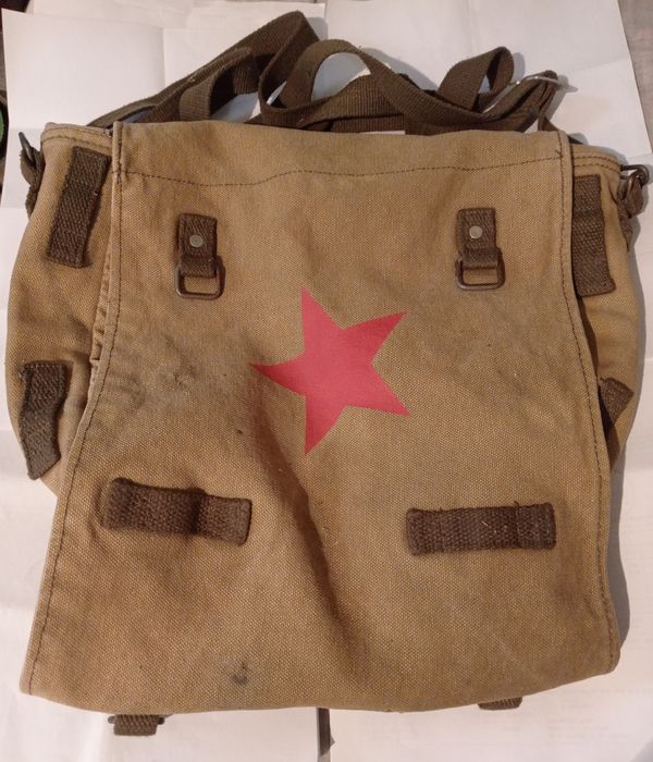 Vând sau schimb obiecte vechi.Preț în funcție de obiectul ales.