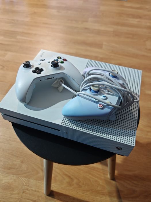 Xbox One S 1TB + 2 controllere + FIFA 23 – funcțional
