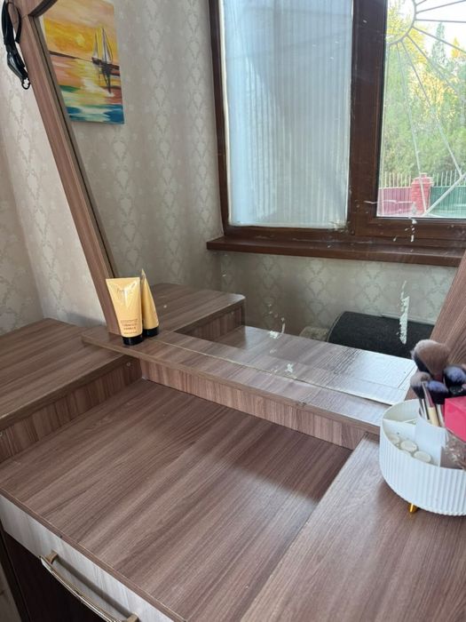 Продам трюмо с зеркалом