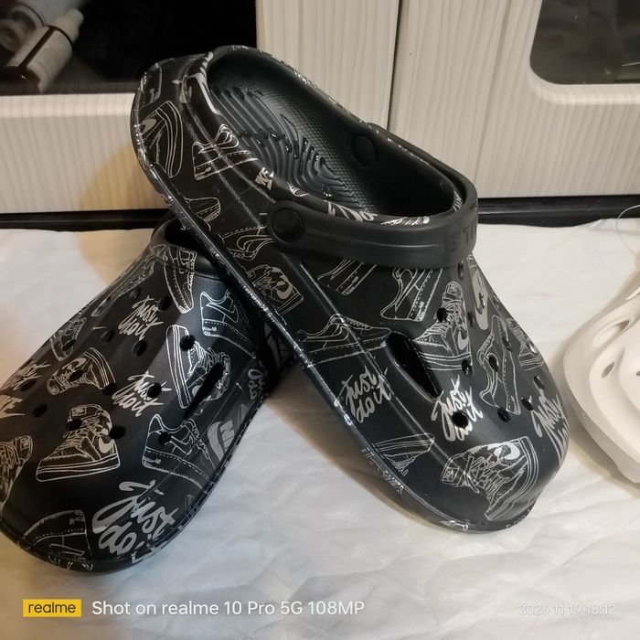 Продам кроксы новые