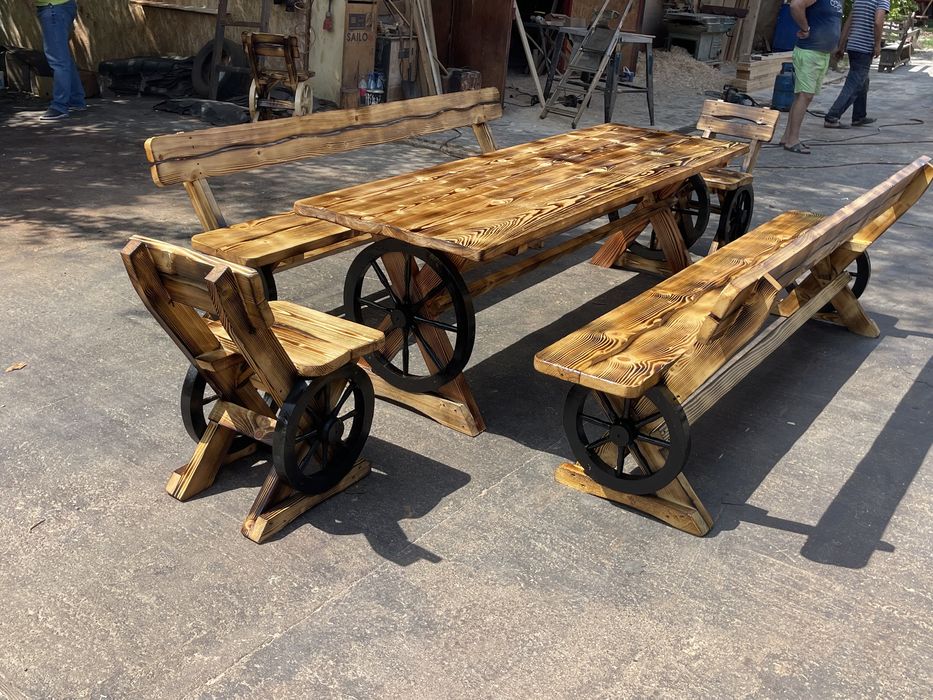 Masa din lemn masiv cu roata