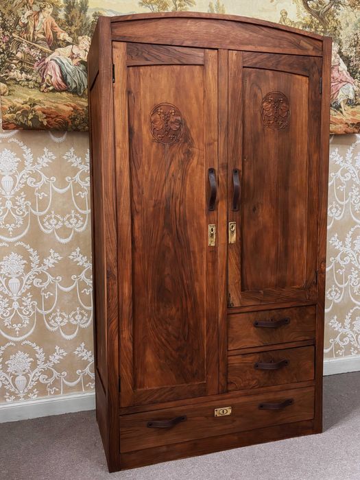 Реновиран гардероб, от масивно дърво