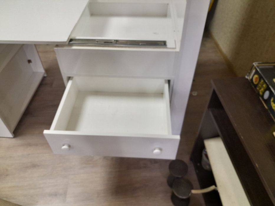 Раздвижной стол-тумба.