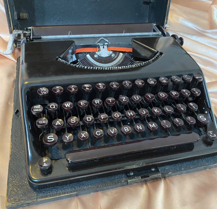 Mașină de scris Olympia-Plana metalică, stare excelenta, cadou ideal