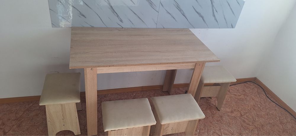 Стол и 4 стула.