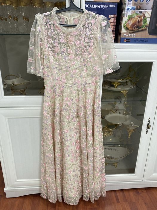 нежное женское платье