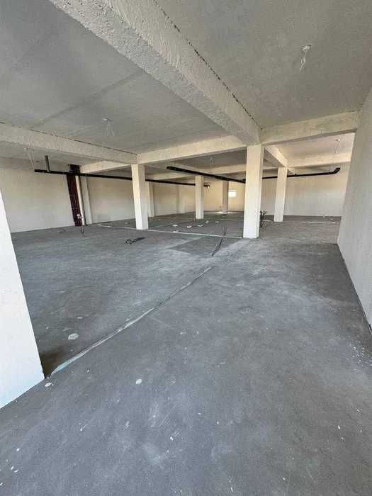 отдельностоящее здание 1350м2. вдоль дороги