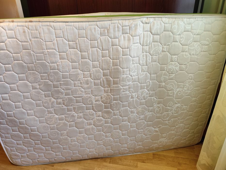 Pat de perete cu saltea inclusa