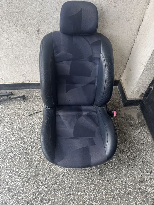 Предни седалки от рено клио дворато