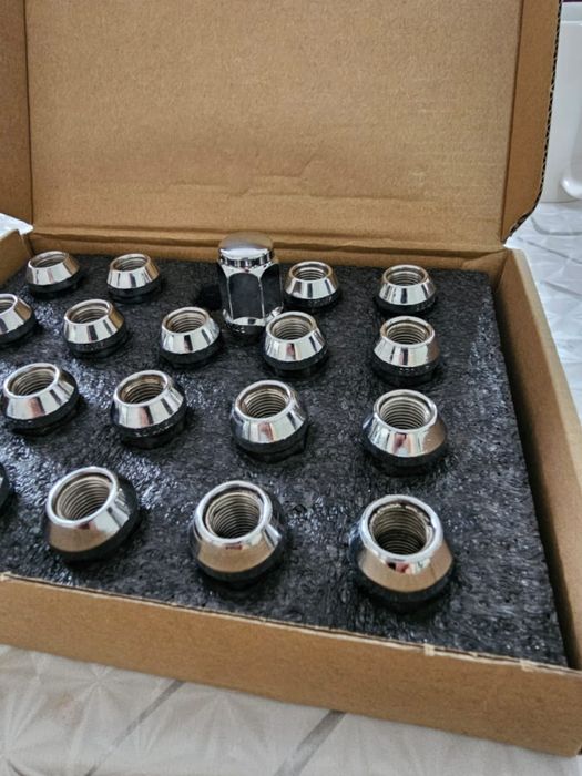 Продам  гайки ступицы