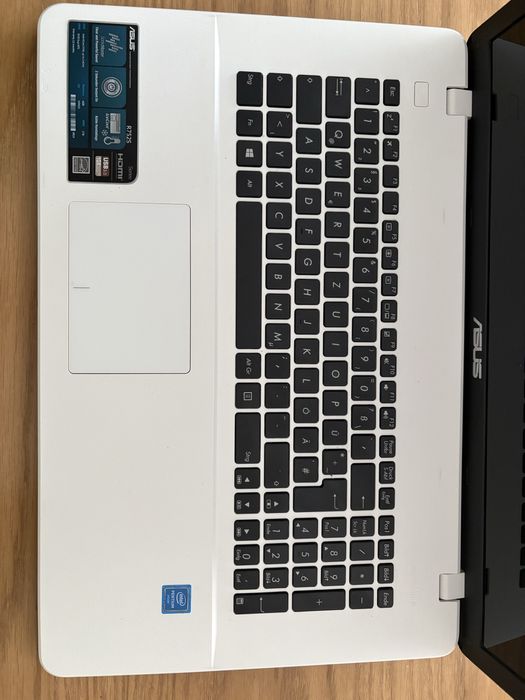 Лаптоп Asus с немска клавиатура