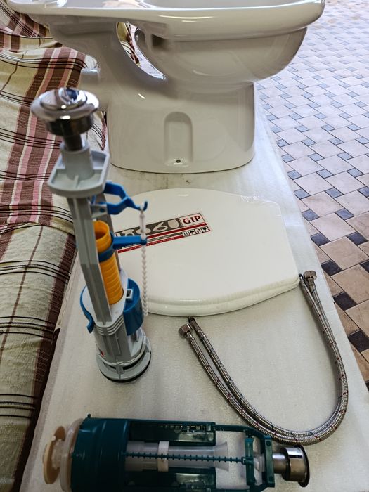 Новый бачок и унитаз компакт