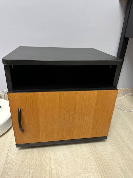 Тумбочка на колесиках