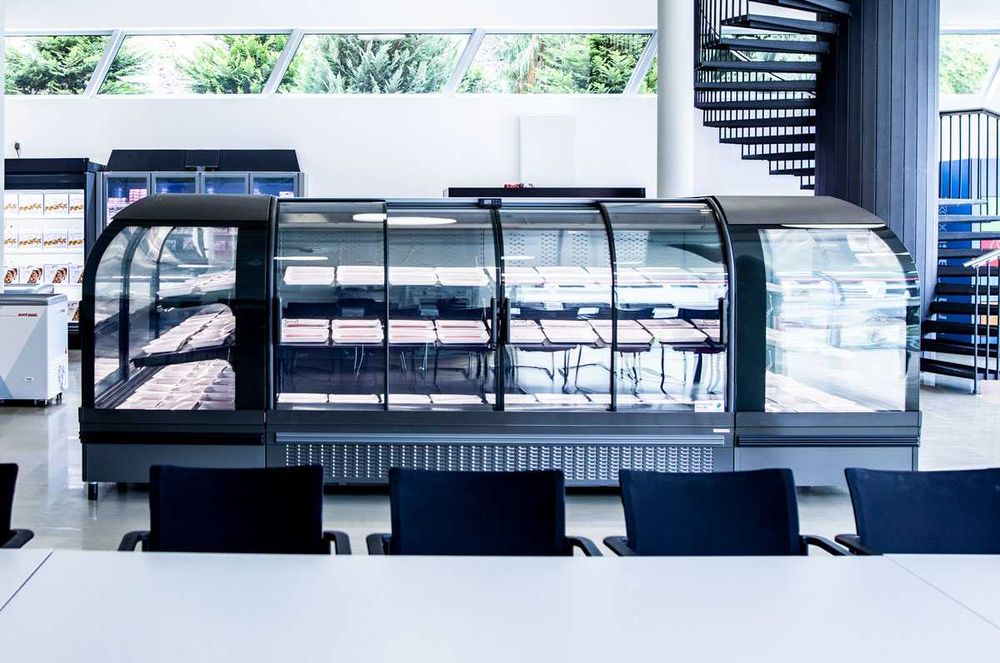 Vitrina refrigerare semiverticala AHT Lisboa EC 210 cm / NOU