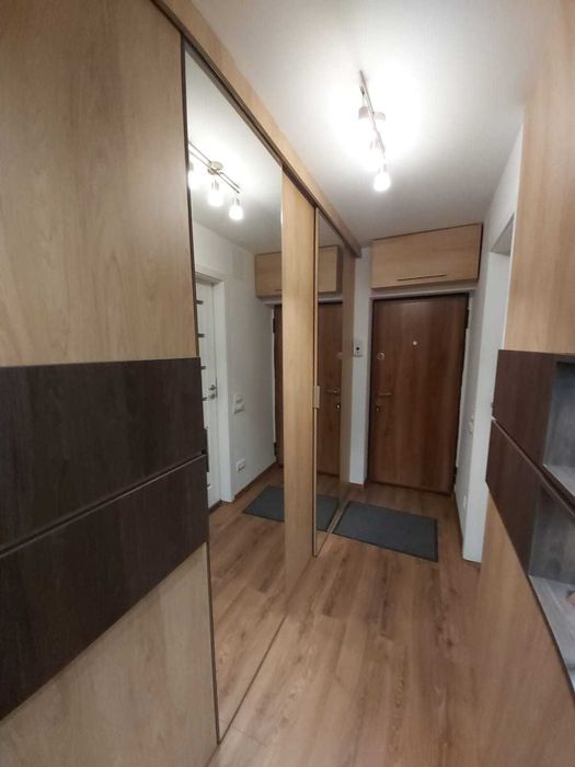 Studio modern mobilat si utilat la comanda, cu dressing generos-