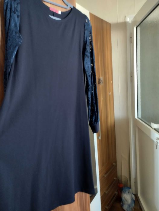 Рокля с дантелени ръкави