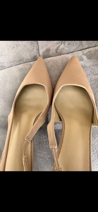 Токчета в цвят нюд