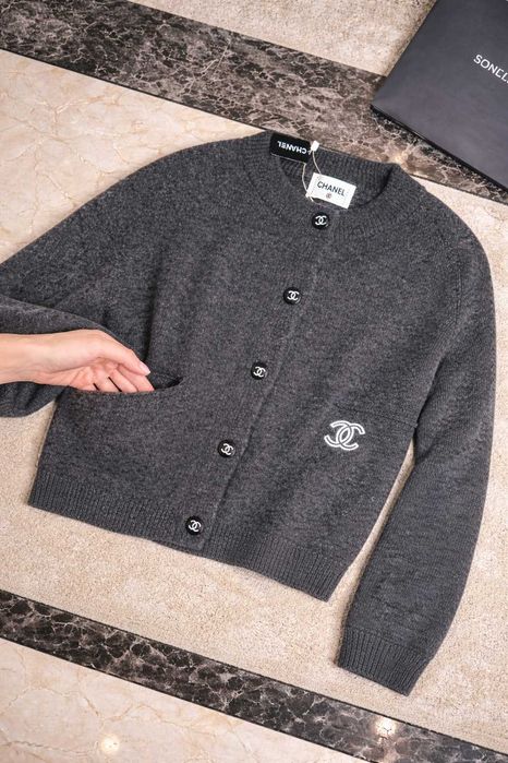 сива жилетка плетена шанел chanel блуза зимна есенна горница копчета