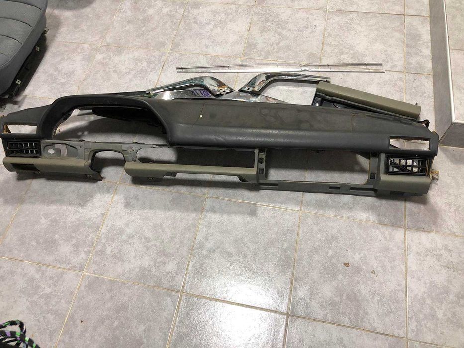 Оригинални части за Mercedes W126 – табло, седалки и др.