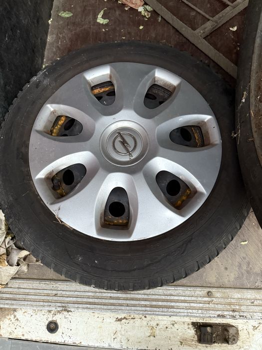 Желязни джанти с гуми и тасове за Opel Corsa