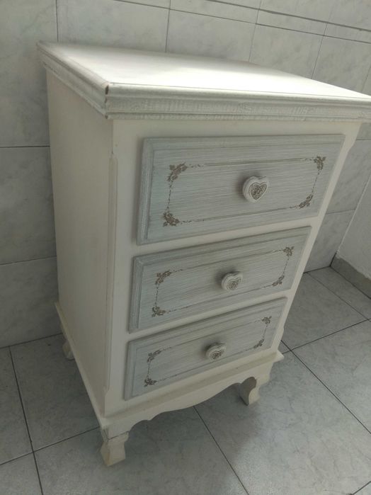 Винтидж дървено шкашфче